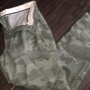 Gap, girlfriend cropped women’s camo pant